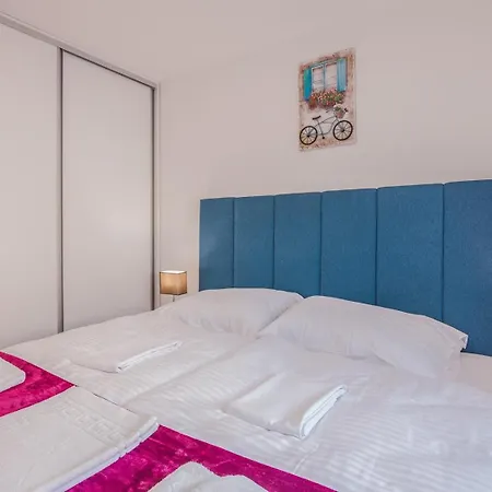 Apartmán Tries 5 With Heated Pool And Sea View *
