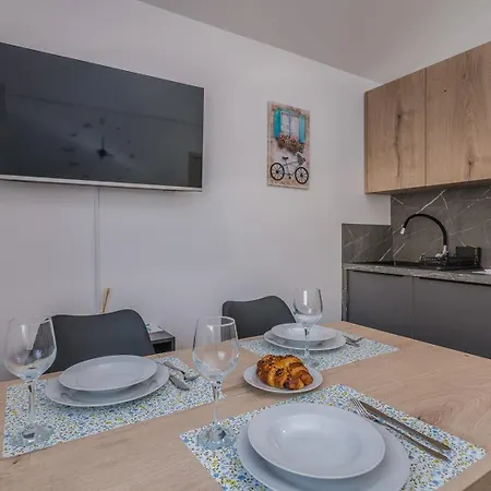 Apartmán Tries 5 With Heated Pool And Sea View *