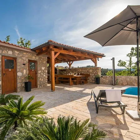 Tries 5 With Heated Pool And Sea View Apartmán