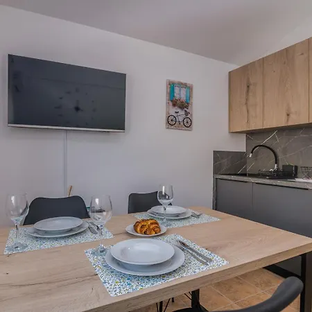 Apartmán Tries 5 With Heated Pool And Sea View *