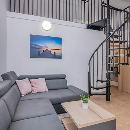 Apartmán Tries 5 With Heated Pool And Sea View *