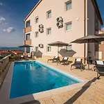 Tries 5 With Heated Pool And Sea View شقة كليمنو