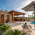 Tries 5 With Heated Pool And Sea View شقة