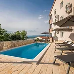 Tries 5 With Heated Pool And Sea View كليمنو