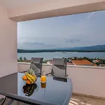 شقة Tries 5 With Heated Pool And Sea View كليمنو