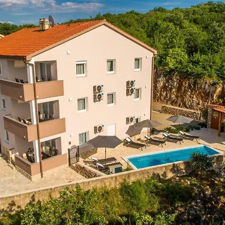 Tries 5 With Heated Pool And Sea View *